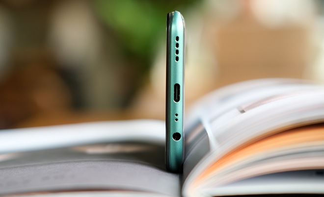 Cạnh dưới là loa thoại, jack cắm tai nghe và cổng kết nối