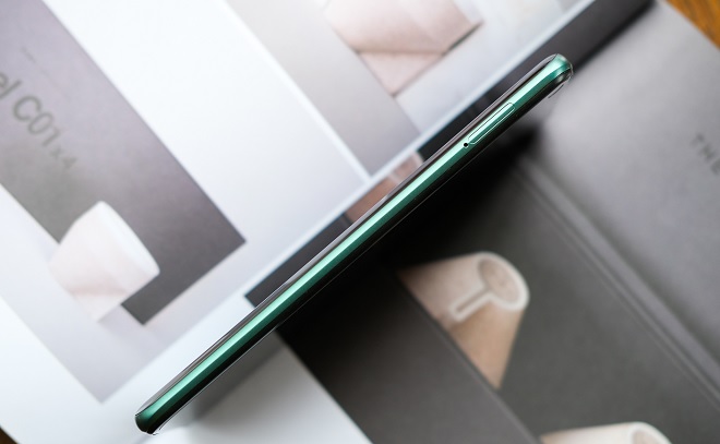 Cạnh phải là khe cắm SIM