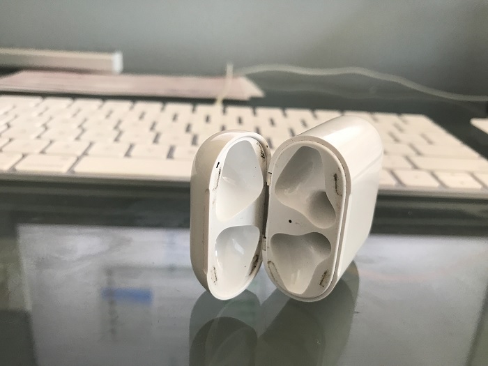 Airpod cũ rất bẩn, bạn không nên mua