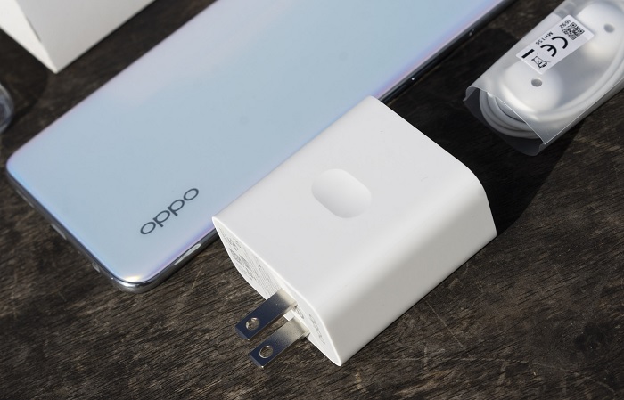 OPPO A93 hỗ trợ khả năng sạc nhanh lên tới 18W loại Quick Charge thông qua cổng kết nối USB Type-C