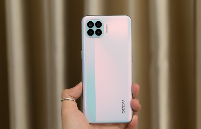 OPPO A93 được thiết kế mỏng, nhẹ, vừa tay người sử dụng, đặc biệt là phái nữ
