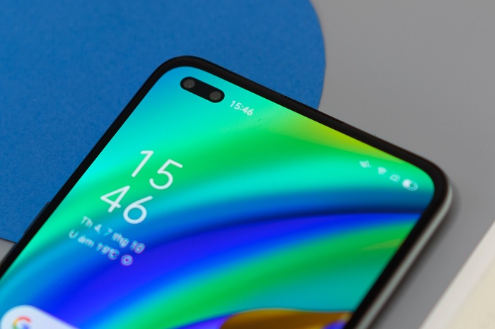 Camera selfie kép nhỏ xíu được đặt ở góc trên cùng bên trái của màn hình