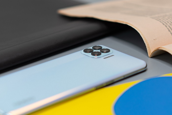 Khung viền của camera nhô lên có thể giúp bảo vệ hệ thống thấu kính bên trong