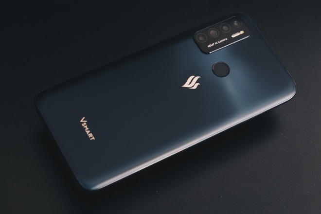 Thiết kế mặt lưng máy chính là ưu điểm vượt trội