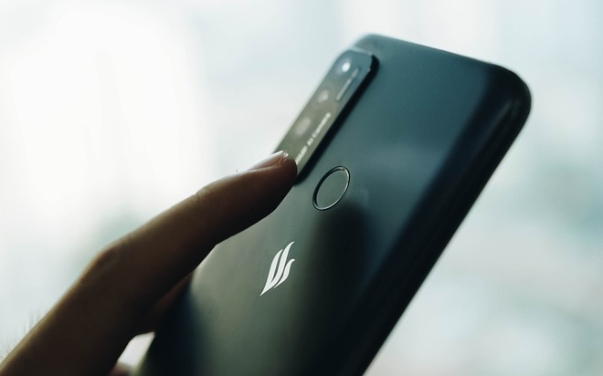 Cảm biến vân tay đã được chuyển sang mặt lưng để thuận tiện hơn