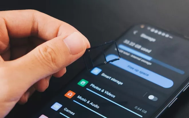 Không có thẻ nhớ gắn ngoài để mở rộng không gian lưu trữ