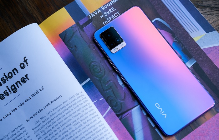 Mặt lưng của máy rất bóng bảy