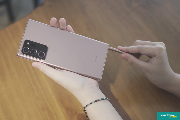 Dù màn hình lên tới 6.7 inch nhưng nữ cầm Galaxy Note20 Ultra trên tay vẫn cảm thấy gọn gàng và thực tế thì sử dụng S Pen trên màn hình lớn “đã” hơn rất nhiều!