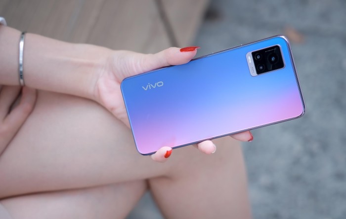 Thay vì sử dụng chất liệu nhựa, mặt lưng máy đã được làm từ kính mờ giúp tăng thêm tính thẩm mỹ và hạn chế bám vân tay, bám bẩn lên máy