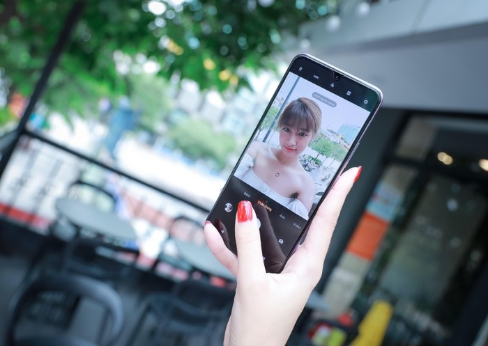 Camera selfie của Vivo V20 được tích hợp công nghệ AI giúp nâng cao chất lượng hình ảnh