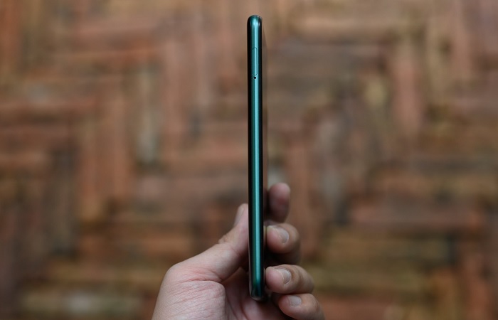 Cạnh trái Realme 7i là vị trí của khe SIM và thẻ nhớ microSD