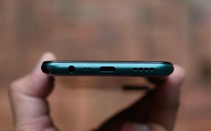 Cạnh dưới trang bị đầy đủ các kết nối và loa thoại