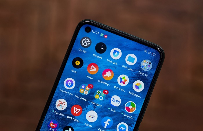 Camera selfie 13MP nằm trong “lỗ đục”