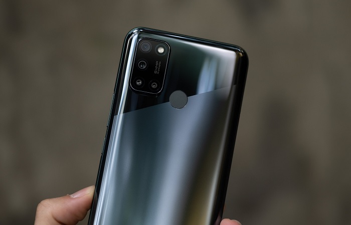 Cảm biến vân tay nằm giữa đường chéo