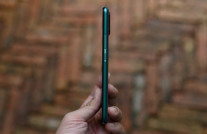 Cạnh phải là vị trí của nút nguồn và phím tăng / giảm âm lượng