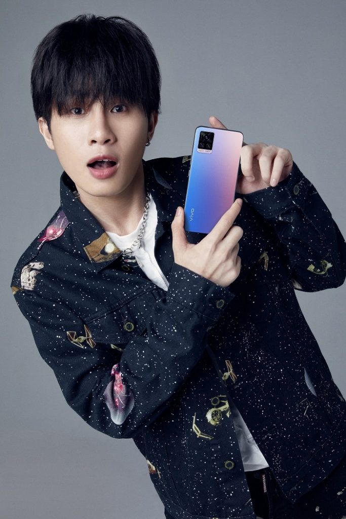 Điểm nhấn nổi bật trong thiết kế của Vivo V20 đến từ cụm camera hình chữ nhật với 3 cảm biến được sắp xếp thành một hình tam giác độc đáo, lạ mắt