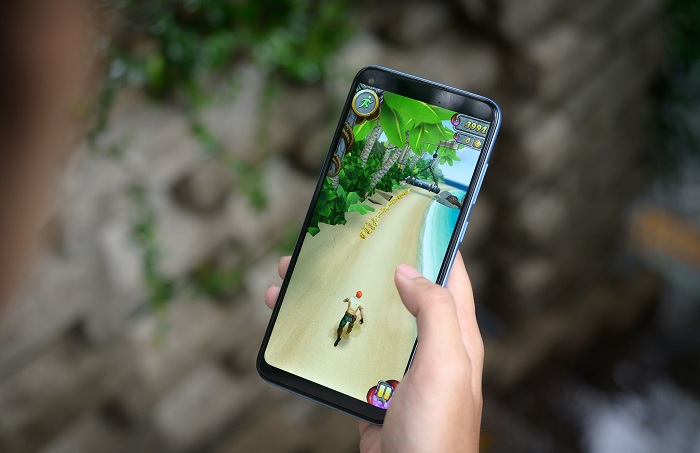 Với viên pin 4.000 mAh, người dùng có thể thoải mái chơi game, xem pin hoặc livestream trong nhiều giờ đồng hồ trên Galaxy A11