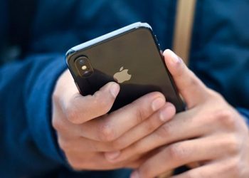 Mở Facebook bằng gõ vào mặt lưng iPhone.