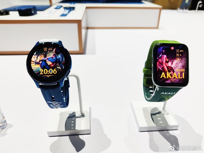 OPPO Watch RX bên trái và OPPO Watch bên phải