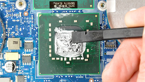 Làm sạch bề mặt tiếp xúc giữa CPU, GPU và quạt tản nhiệt.