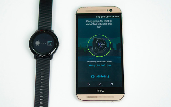Đồng hồ và điện thoại đang tiến hành kết nối.