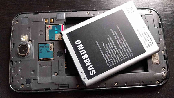 Tiến hành tháo lắp lại pin điện thoại để khởi động lại máy