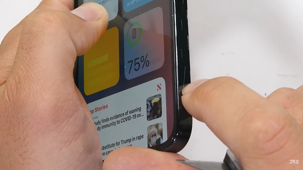 Dao rọc giấy chỉ làm bong lớp sơn và không thể làm hỏng cạnh của thiết bị