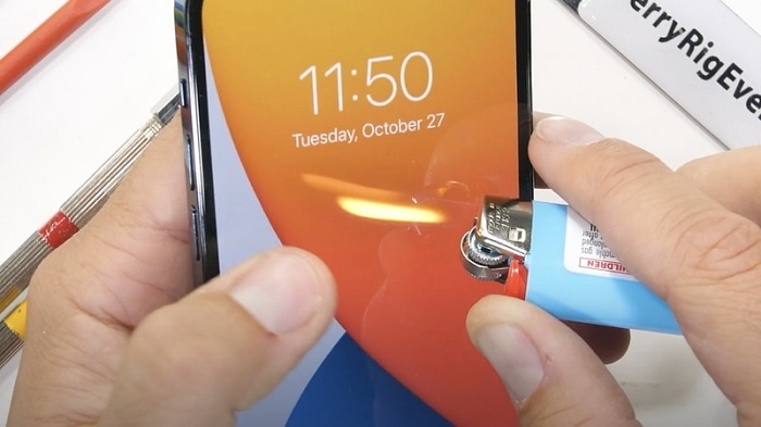 Dùng bật lửa để kiểm tra độ bền của màn hình