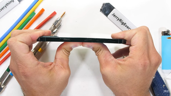 Bẻ cong máy để test độ bền