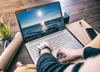 Các dòng laptop sử dụng pin liền gắn trực tiếp bên trong thân máy