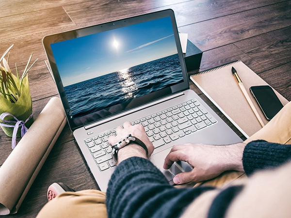 Các dòng laptop sử dụng pin liền gắn trực tiếp bên trong thân máy