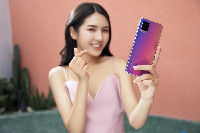 Camera selfie lấy nét tự động theo mắt 44MP mang lại chất lượng hình ảnh vô cùng sắc nét