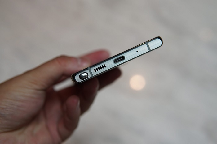 Vị trí đặt bút S Pen trên Note 20 cũng có cải tiến so với các sản phẩm Note thế hệ trước
