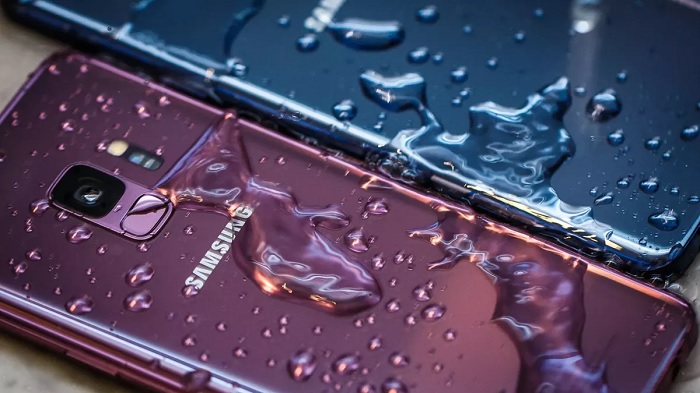 Smartphone cao cấp sẽ có tính năng kháng nước và kháng bụi tốt hơn điện thoại giá rẻ