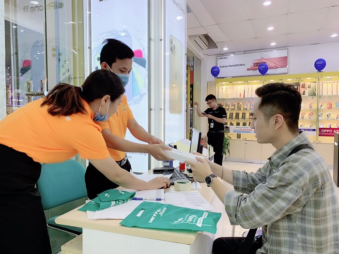Khi khách hàng mua Apple Watch Series 6 và Watch SE chính hãng tại các siêu thị Viettel Store trên toàn quốc cũng nhận được nhiều ưu đãi hấp dẫn