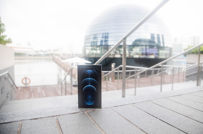 Hộp đựng iPhone 12 Pro phiên bản màu Pacific Blue, hộp đựng màu đen với hình ảnh chiếc iPhone nổi bật bên ngoài