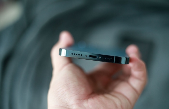 Khung viền được làm từ thép không gỉ có độ sáng bóng cao và được phủ sơn màu xanh tương đồng với mặt lưng