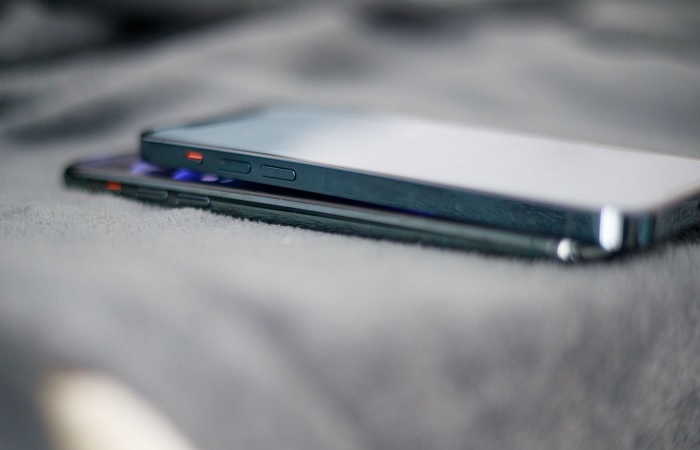 iPhone 12 Pro đặt trên iPhone 11 Pro Max