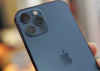 Mở hộp iPhone 12 Pro Pacific Blue: khung viền bóng bẩy, mê ngay từ cái nhìn đầu tiên