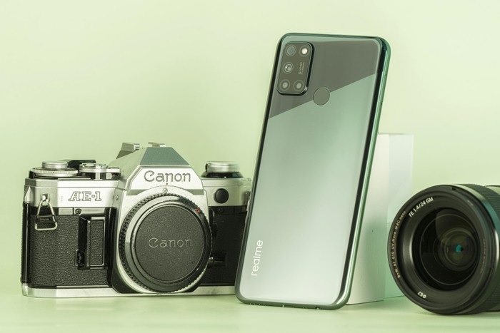 Máy cũng được rút ngắn thời gian sạc nhờ công nghệ sạc nhanh 18W