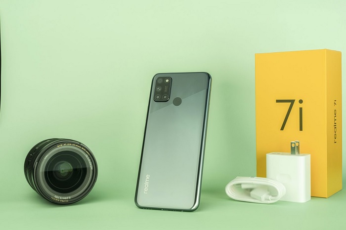 Đi kèm theo máy là dây cáp sạc USB Type-C, củ sạc nhanh và một chiếc ốp lưng silicon