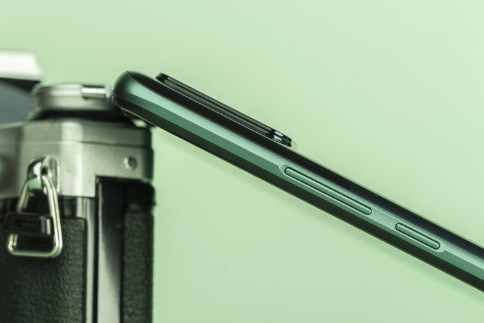 Nút nguồn và phím tăng giảm âm lượng được bố trí trên cạnh phải