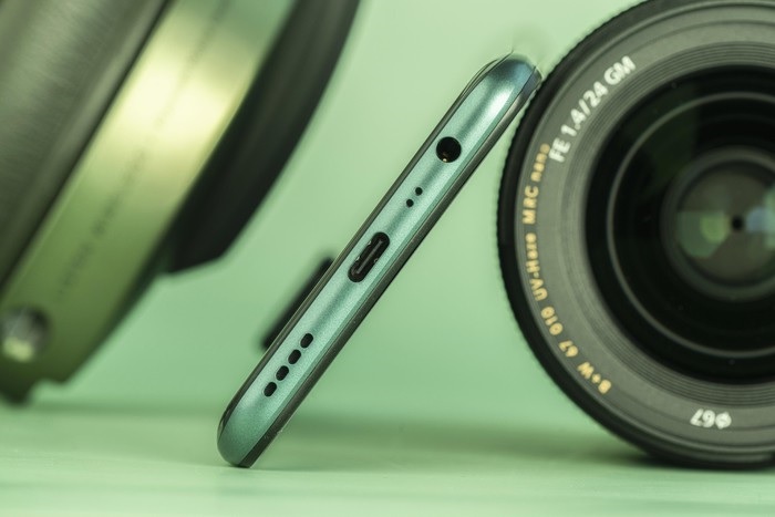 Cạnh đáy với loa ngoài, cổng sạc USB Type C, mic và jack tai nghe 3.5mm