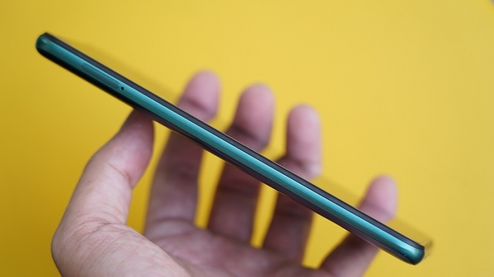 Cạnh phải chỉ có khe cắm SIM