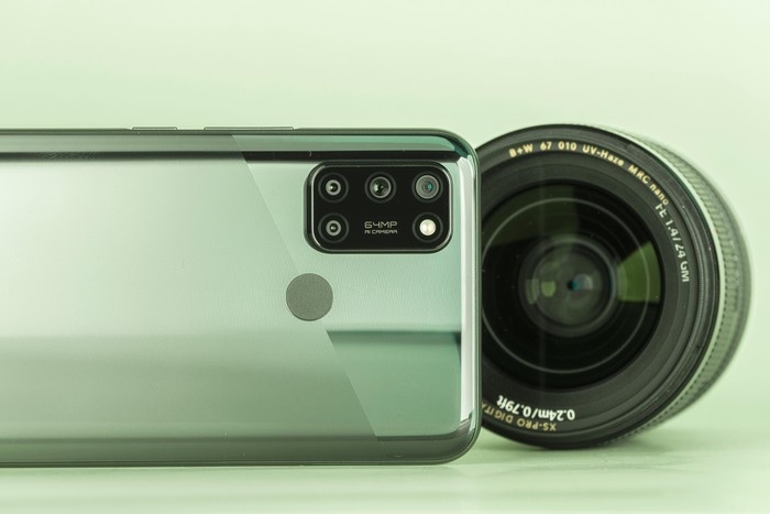 Hệ thống camera sau được đặt trong module hình chữ nhật lớn, bên cạnh là cảm biến vân tay một chạm