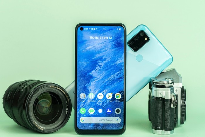 Realme 7i được trang bị màn hình đục lỗ thời thường