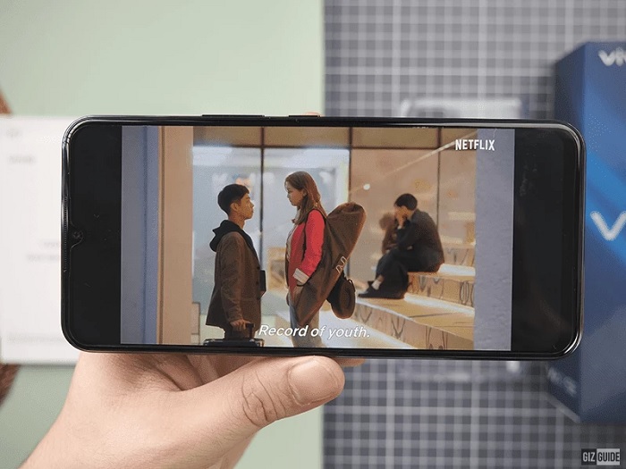 Màn hình Vivo V20 SE đem đến cho người dùng những trải nghiệm thú vị như: màu đen sâu hơn, màu sắc rực rỡ, sắc nét và chi tiết