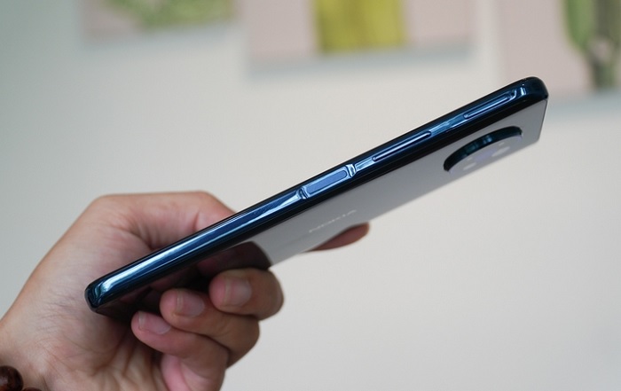 Nokia 8.3 5G được tích hợp cảm biến vân tay vào nút nguồn giúp người dùng mở máy nhanh chóng