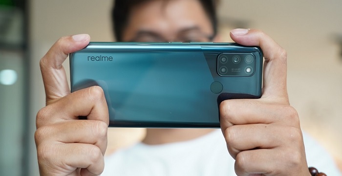 Realme 7i được nhìn từ mặt sau