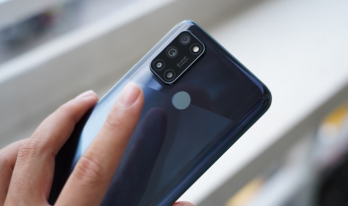 Cụm camera nổi bật trên mặt lưng